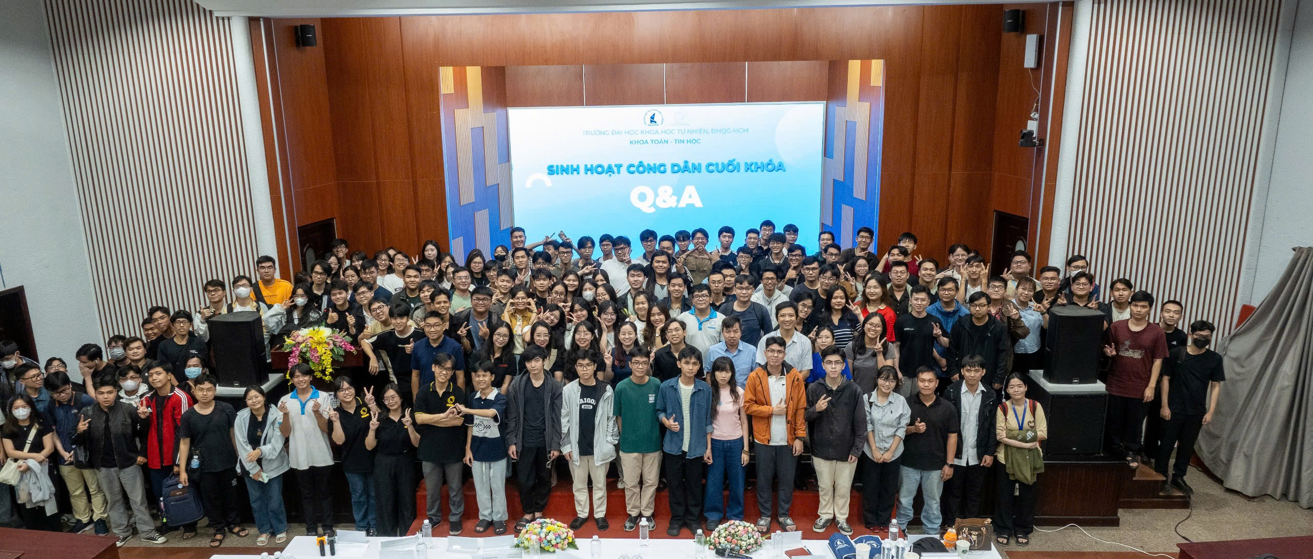 Diễn giả và toàn thể sinh viên Khóa tuyển 2021 Khoa Toán - Tin học tại Buổi Sinh hoạt công dân cuối Khóa 